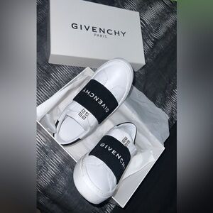 Kids Givenchy shoes size 33.